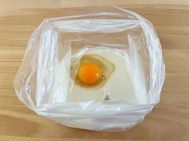 ポリ袋に入った卵と甘酒の写真（撮影：grapeフード編集部）