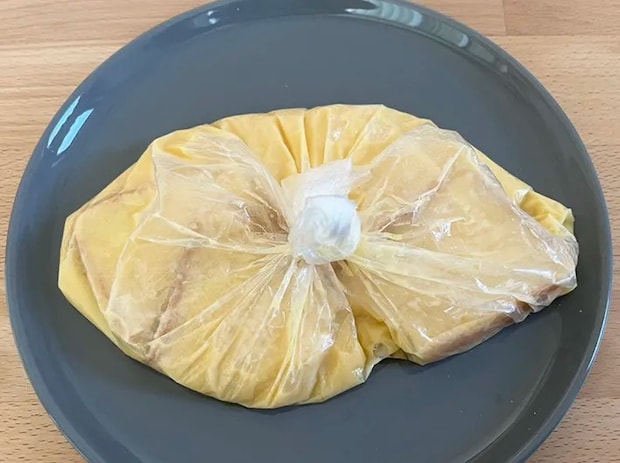 フレンチ液につけこんでいる食パンの写真（撮影：grapeフード編集部）