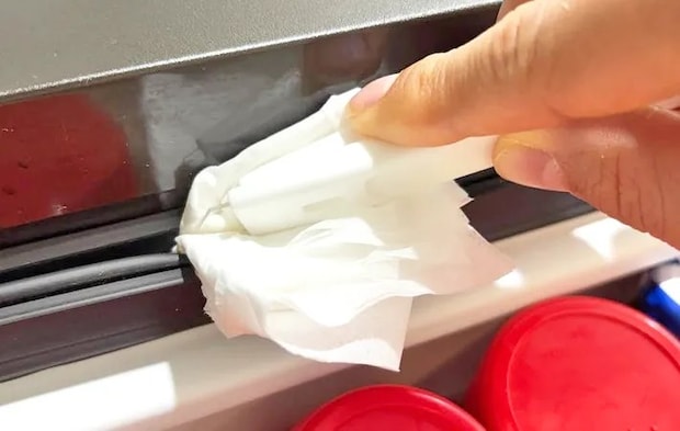 『ダイソー しなる隙間ヘラ』の使用写真（撮影：キジカク）