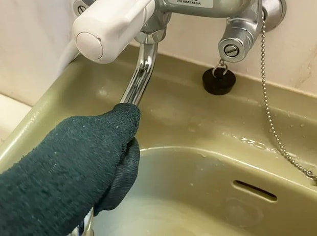 水道を靴下で掃除する写真（撮影：grapeライフハック編集部）
