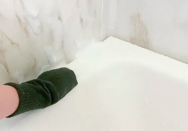 浴室を靴下で掃除する写真（撮影：grapeライフハック編集部）