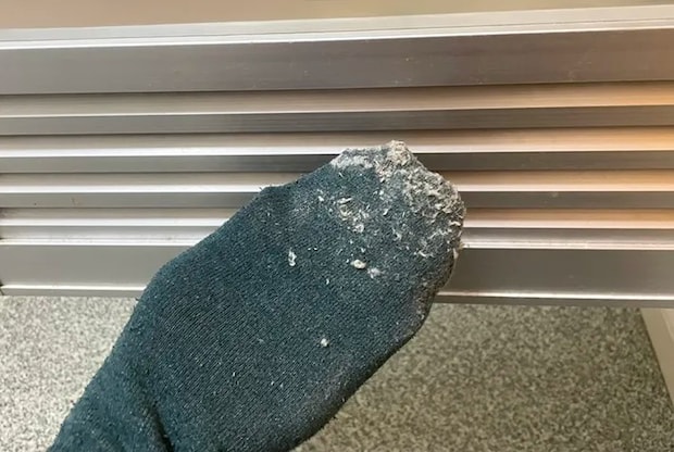 靴下についたホコリの写真（撮影：grapeライフハック編集部）