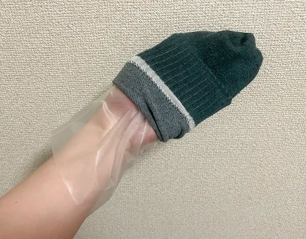 ビニール手袋の上に靴下を被せた写真（撮影：grapeライフハック編集部）