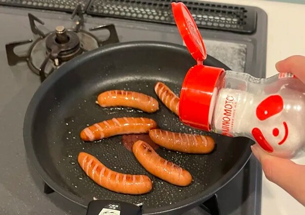 『味の素』をかけたウインナーの写真（撮影：grapeフード編集部）