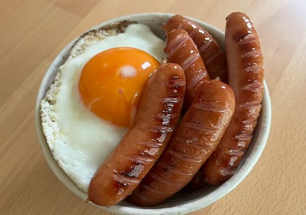 ご飯にのった目玉焼きとウインナーの写真（撮影：grapeフード編集部）