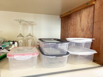 保存容器のかさばる悩みが解決！　試して感動した『ブックエンド』活用の収納テクがこちら