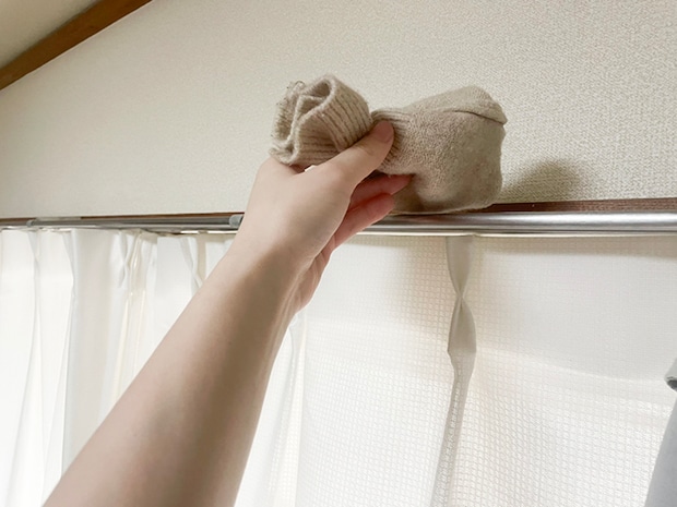 カーテンレールの掃除に使う写真（撮影：grapeライフハック編集部）