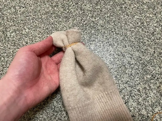 切れ端の端を輪ゴムで結ぶ写真（撮影：grapeライフハック編集部）
