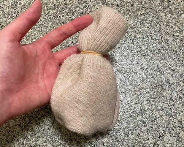 切れ端をひっくり返して反対側の端も結んだ写真（撮影：grapeライフハック編集部）