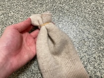 ボロボロのニットをカットして再活用　輪ゴムで結んでホコリを一掃