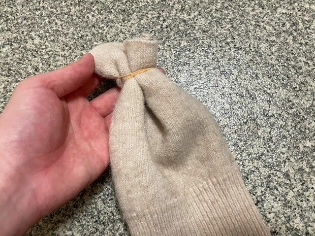 ボロボロのニットをカットして再活用 輪ゴムで結んでホコリを一掃
