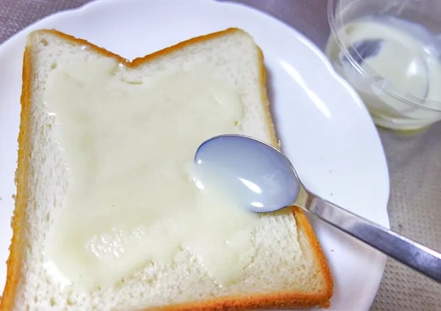 『コンデンスクリーム』を食パンに塗る写真（撮影：エニママ）