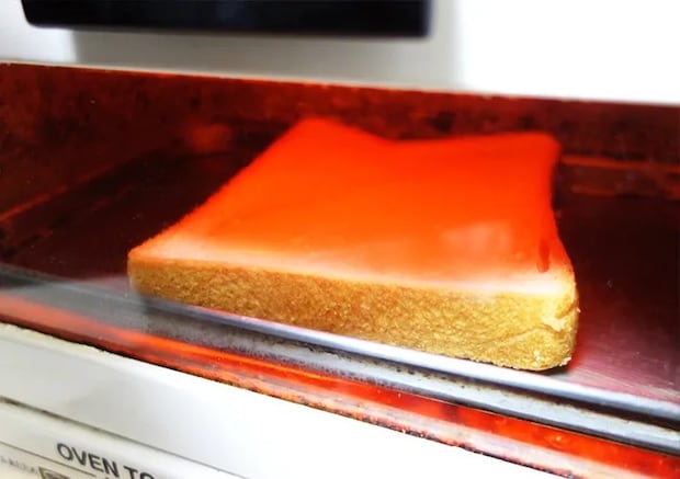 オーブントースターで焼く写真（撮影：エニママ）