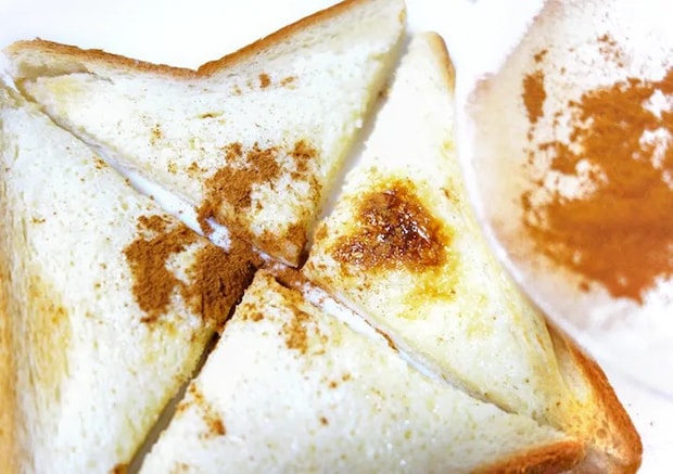 シナモンをふりかける写真（撮影：エニママ）