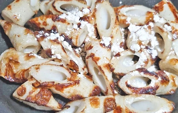 『唐揚げ粉を使うちくわの唐揚げ』を作る写真（撮影：キジカク）