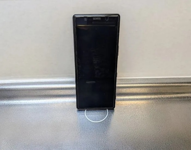 スマホを立てかけた様子（撮影：grapeライフハック編集部）