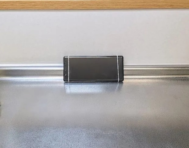 安定しているスマホ（撮影：grapeライフハック編集部）