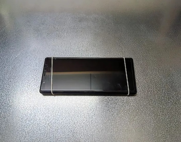 スマホに輪ゴムを巻いた様子（撮影：grapeライフハック編集部）