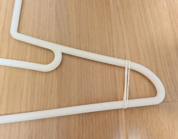 ハンガーに輪ゴムを巻いた様子（撮影：grapeライフハック編集部）