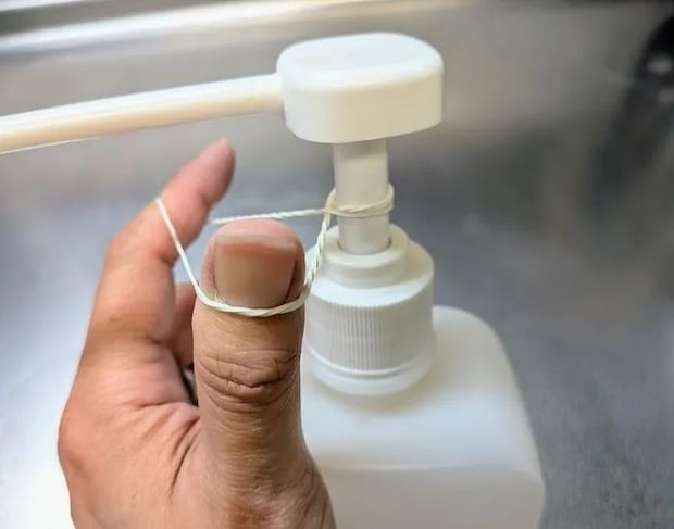 ボトルに輪ゴムを巻いた様子（撮影：grapeライフハック編集部）