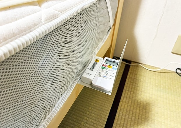 ブックエンドの寝室収納活用写真（撮影：grapeライフハック編集部）