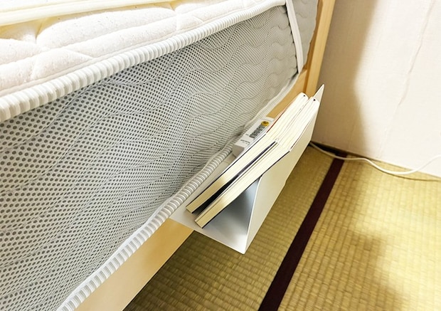 ブックエンドの寝室収納活用写真（撮影：grapeライフハック編集部）