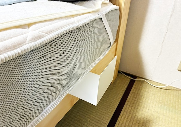 ブックエンドの寝室収納活用写真（撮影：grapeライフハック編集部）