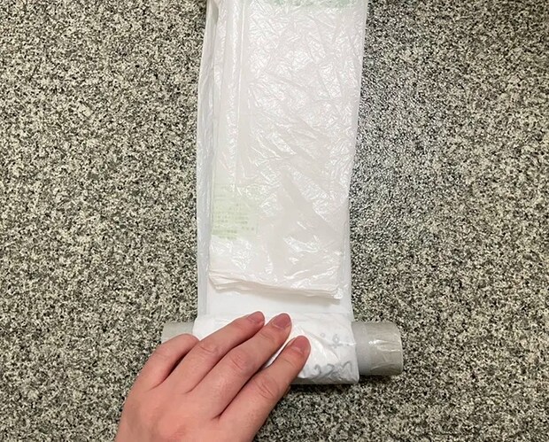 芯にビニール袋を巻きつける写真（撮影：grapeライフハック編集部）