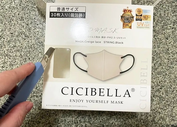 マスクの小窓のフィルターをカッターで切る写真（撮影：grapeライフハック編集部）