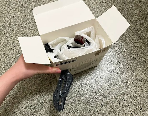ビニール袋を空き箱に入れた写真（撮影：grapeライフハック編集部）