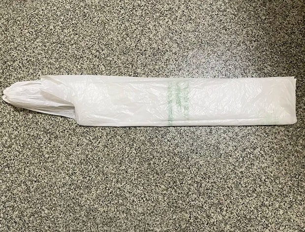 ビニール袋をさらに縦に畳んだ写真（撮影：grapeライフハック編集部）