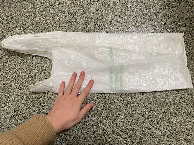 ビニール袋を縦に畳む写真（撮影：grapeライフハック編集部）