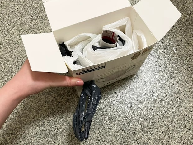 マスクの空き箱が『ビニール袋』のホルダーに！　ティッシュのように引き出して使える収納術