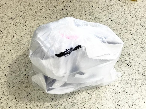 ゴミ袋を結んだ場面（撮影：grapeライフハック編集部）