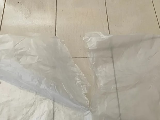 ゴミ袋を切った場面（撮影：grapeライフハック編集部）