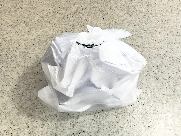 ゴミ袋を結んだ場面（撮影：grapeライフハック編集部）