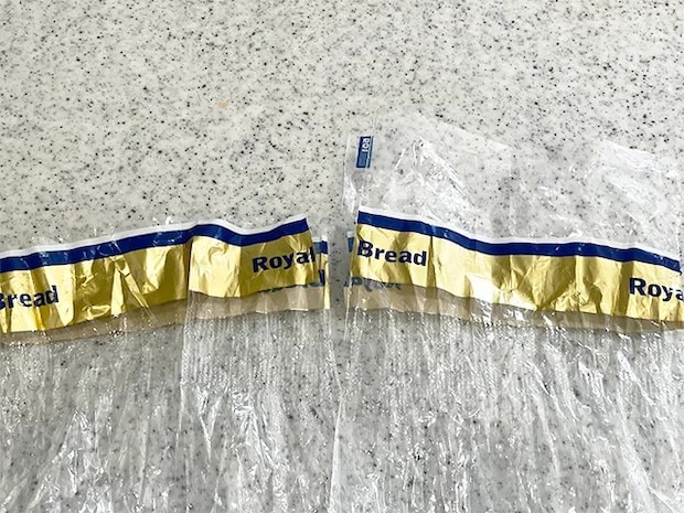 パンの空き袋を切った場面（撮影：grapeライフハック編集部）