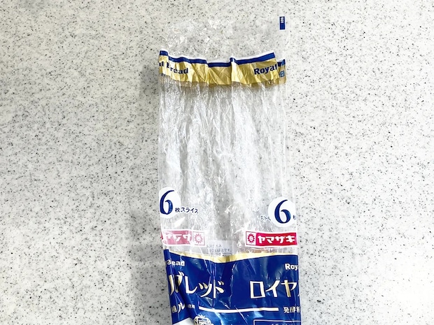 パンの袋、捨てないで! ゴミ袋にする前に切り込みを入れて結びやすくする手順