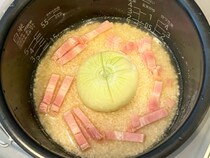 炊飯前に『丸ごと』入れてみて！　新玉ねぎの炊き込みご飯に「もう3回は作った！」