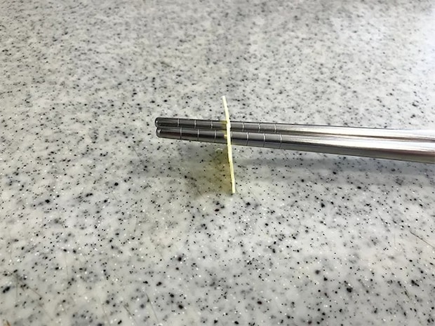 バッグクロージャーを箸置きにした場面（撮影：grapeライフハック編集部）