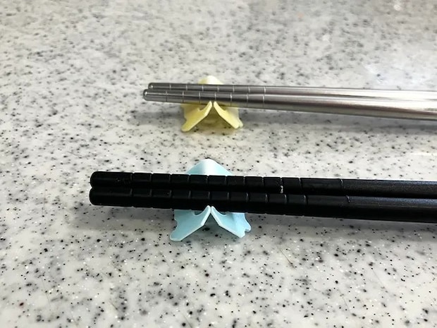 バッグクロージャーを箸と菜箸置きにした場面（撮影：grapeライフハック編集部）