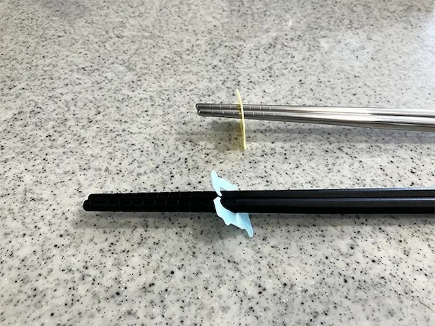 バッグクロージャーを箸と菜箸置きにした場面（撮影：grapeライフハック編集部）