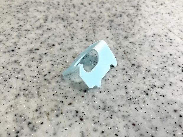 バッグクロージャーを2つに折って立てた場面（撮影：grapeライフハック編集部）