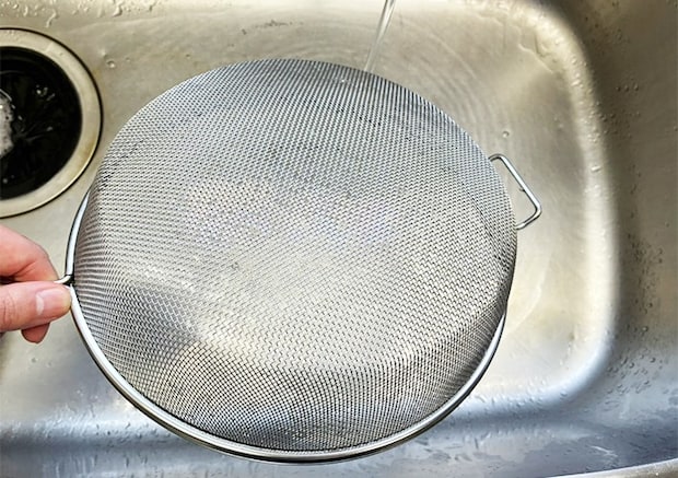 ザルを洗う写真（撮影：grapeライフハック編集部）
