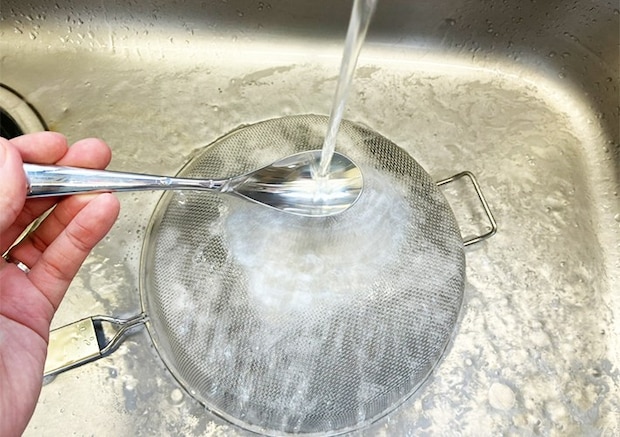 ザルを洗う写真（撮影：grapeライフハック編集部）