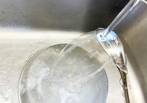 ザルを洗う写真（撮影：grapeライフハック編集部）