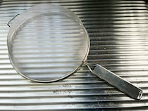 ザルを洗う時は『スプーンの裏面』で！　18秒で泡を落とせる時短技に「ササッと洗い流せた」