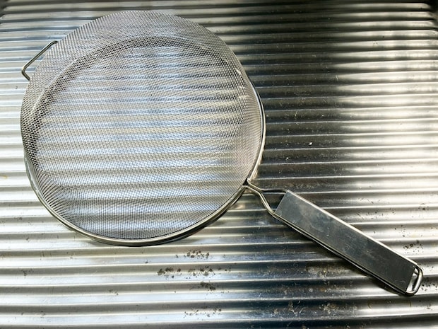 ザルを洗う時は『スプーンの裏面』で！　18秒で泡を落とせる時短技に「ササッと洗い流せた」