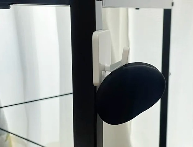 『マグネットフック』にメイクパフをかける写真（撮影：grapeライフハック編集部）