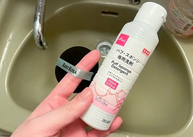 メイクパフとパフ専用の洗剤の写真『マグネットフック』にメイクパフをかける写真（撮影：grapeライフハック編集部）